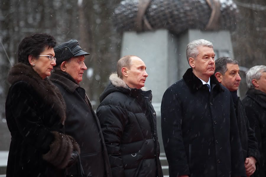 Путин встретился с фанатами, почтил память Свиридова и открыл памятник взамен взорванного Саакашвили Photobucket