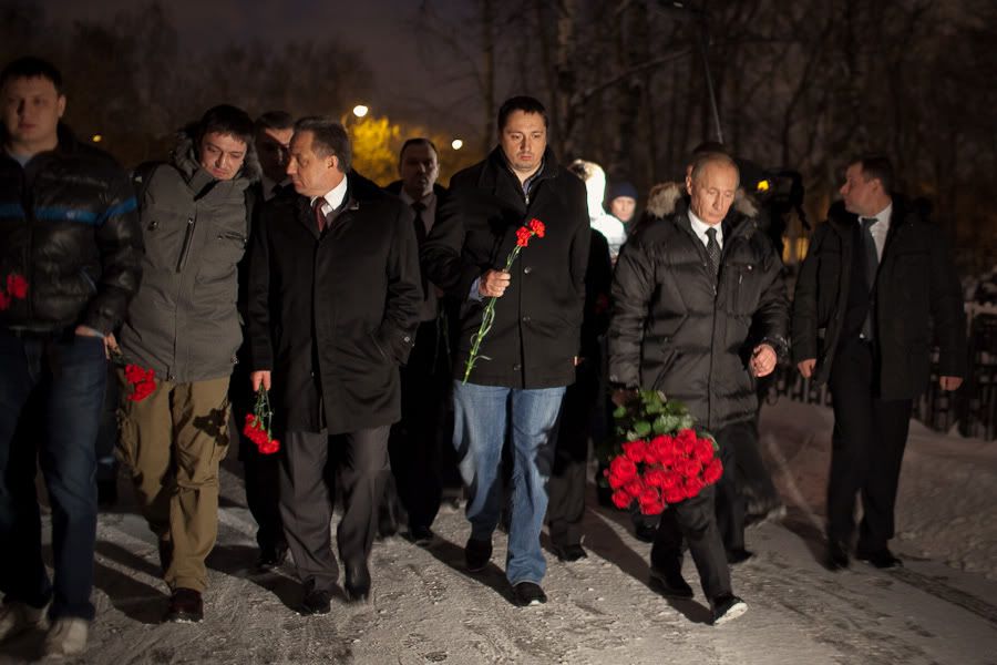 Путин встретился с фанатами, почтил память Свиридова и открыл памятник взамен взорванного Саакашвили Photobucket
