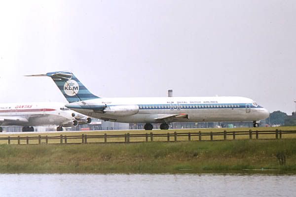 http://i850.photobucket.com/albums/ab64/raggidoll/aviation/KLMDC9-32oldlhrpetergoodearl.jpg