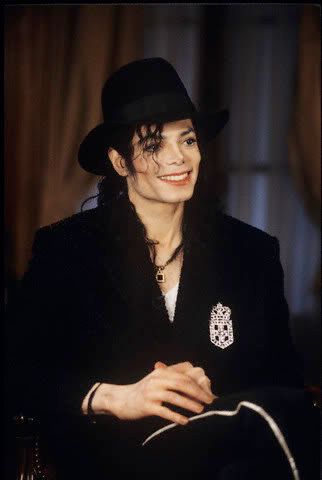 MJ-michael-jackson-7428608-322-480.jpg